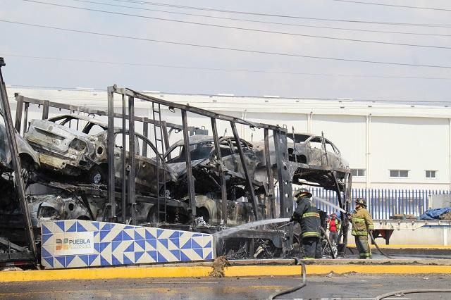 Arde Camión Y Una Nodriza Con 10 Autos Nuevos En El Periférico E 0792