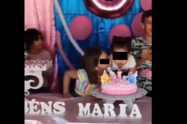 Se vuelve viral el momento en que una niña apaga la vela de la